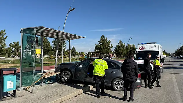 Konya'da çarpışan otomobilden birisi durağa daldı: Otobüs bekleyen şahıs yaralandı