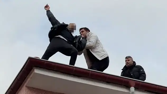 Konya'da çatıdan düşmek üzereyken son anda emniyet müdürü kurtardı