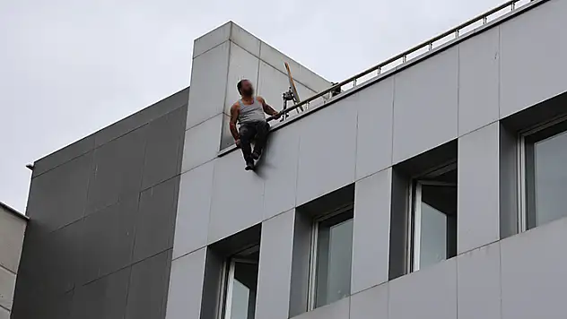Konya'da çatıya çıkan kişi, polis ekiplerince ikna edildi
