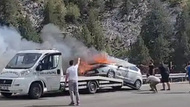 Konya'da çekici üzerindeki otomobil alev alev yandı
