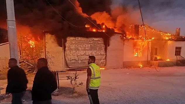 Konya'da çıkan yangında 2 traktör, ev ve gübreler yandı