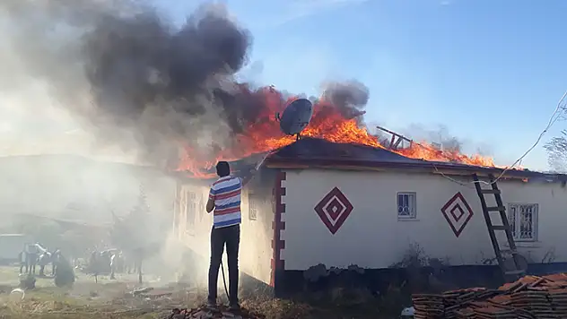Konya'da çıkan yangında evin çatısı alevlere teslim oldu