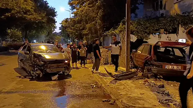 Konya'da çocuğa çarpmamak için direksiyonu kırdı, park halindeki araca çarptı