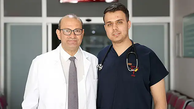 Konya'da çocukluğunu geçirdiği hastanede doktor olarak babasıyla görev yapıyor