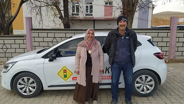 Konya'da çocukluk hayali olan ehliyete 60 yaşında kavuştu