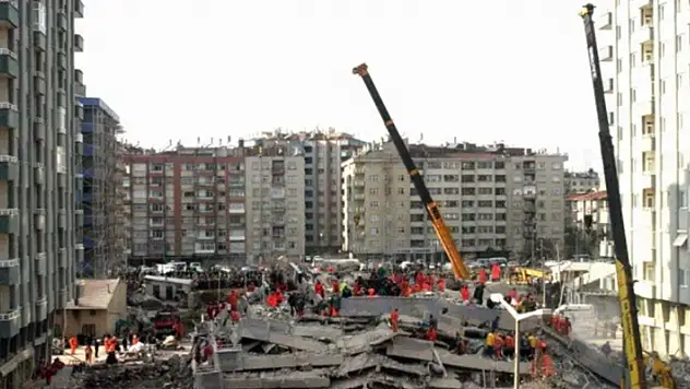 Konya'da çöken Zümrüt Apartmanı faciasında 132 saat sonra sağ olarak kurtarılmıştı! Balkondan düşerek hayatını kaybetti
