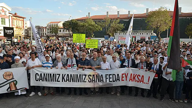 Konya'da coşkulu kalabalık Küresel Sumud Filosu'na destek için yürüdü