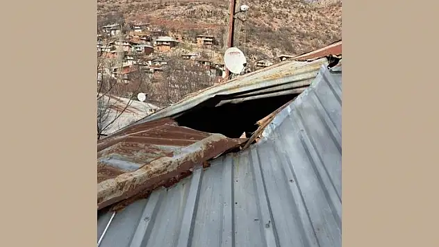 Konya'da dağdan kopan kaya parçası evin damına düştü