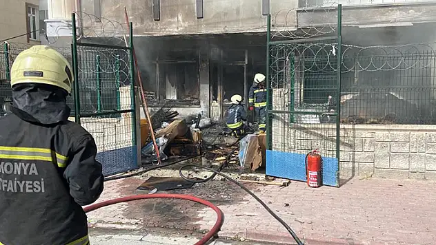 Konya'da depodaki yatak ve bazalar yandı

