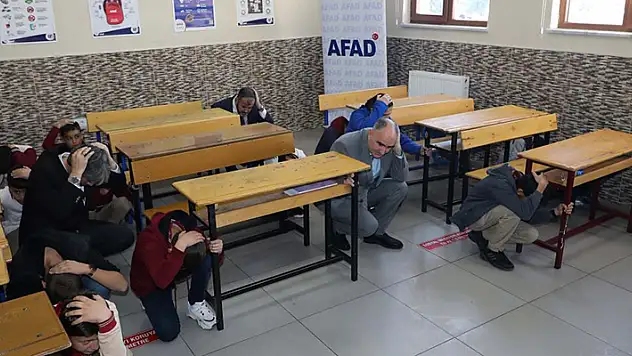 Konya'da deprem tatbikatı: Vali öğrencilerle sıra altında tehlikenin geçmesini bekledi

