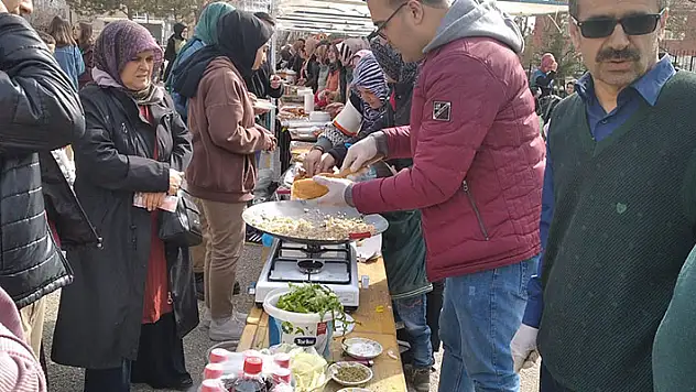 Konya'da depremzedeler yararına hayır panayırı düzenlendi