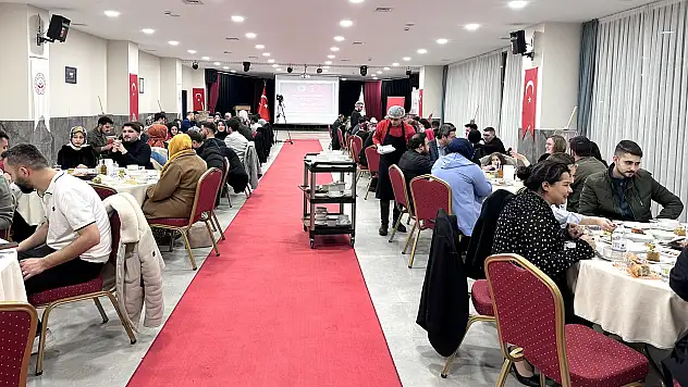 Konya'da devlet desteğiyle evlenen gençler akşam yemeğinde buluştu