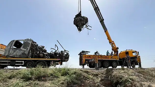 Konya'da devrilen tır yandı, sürücü kurtarılamadı
