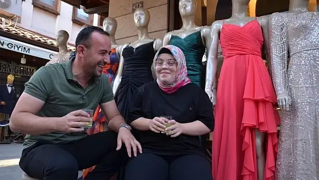 Konya'da down sendromlu Merve, neşesiyle tarihi çarşının 'gülü' oldu