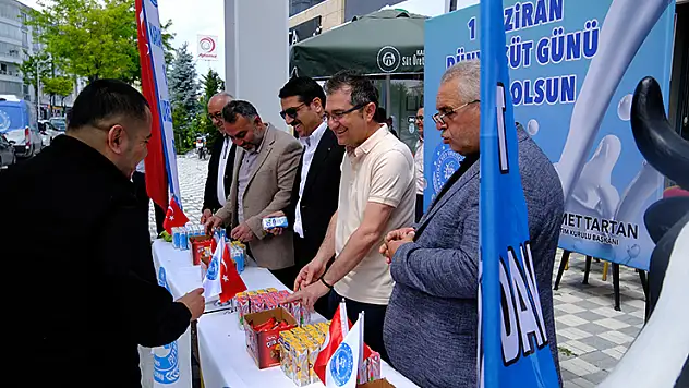 Konya'da Dünya Süt Günü dolayısıyla ücretsiz süt dağıtıldı