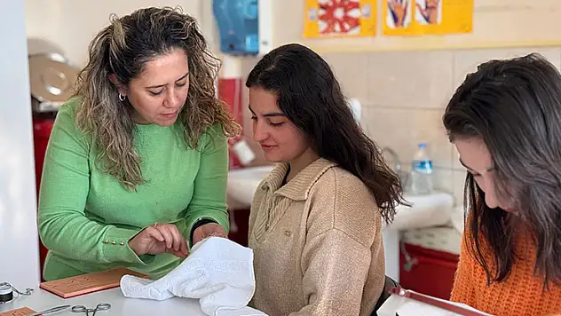 Konya'da ebelik öğrencileri el becerilerini dikiş nakışla geliştiriyor