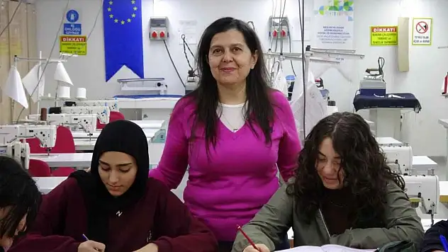Konya'da eğitim aldı, mezun olduğu lisede nesiller yetiştirdi