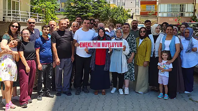 Konya'da emekli olan Nuriye öğretmen için veda konvoyu düzenlendi