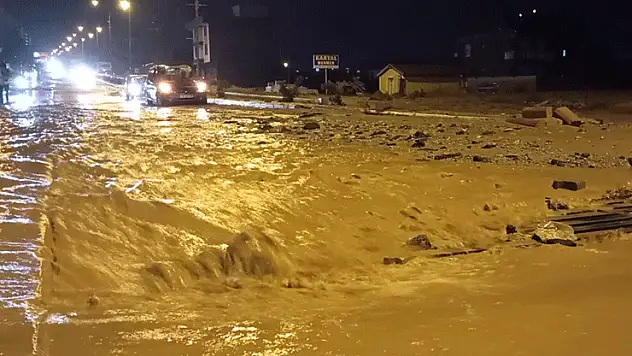 Konya'da etkili olan sağanak sele dönüştü