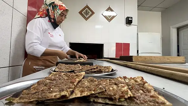 Konya'da etli ekmek kadın ustanın elinde lezzet buluyor