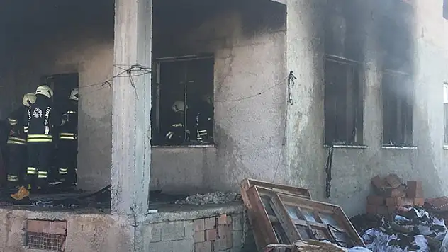 Konya'da evde çıkan yangın korkuttu! Canlarını zor kurtardılar
