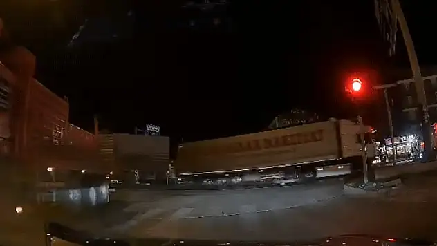 Konya'da facia ucuz atlatıldı! Tırın dorse kapağı açıldı