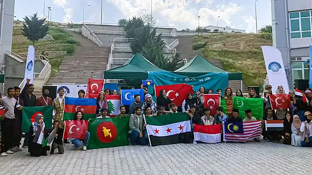 Konya'da farklı ülkelerden gelen üniversite öğrencileri kültürlerini tanıttı