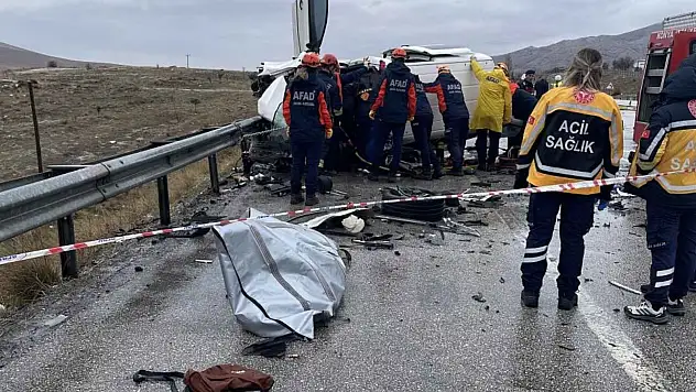 Konya'da feci kaza: Baba oğul öldü, 4 kişi yaralandı