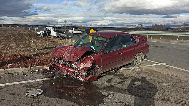 Konya'da feci kaza! Kavşakta iki otomobil çarpıştı: 1 ölü, 1 yaralı