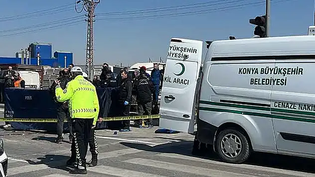 Konya'da feci kaza! Kırmızı ışıkta bekleyen hafif ticari araca motosiklet çarptı: 1 ölü
