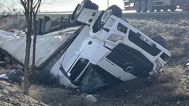 Konya'da feci kaza! Kontrolden çıkan tır şarampole devrildi