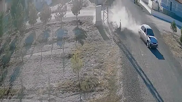 Konya'da feci kaza! Motosikletli genç kızlar böyle savruldu 