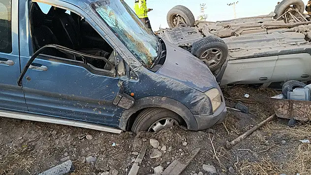 Konya'da feci kaza! Otomobil ile hafif ticari araç çarpıştı: 1 ölü, 1 yaralı