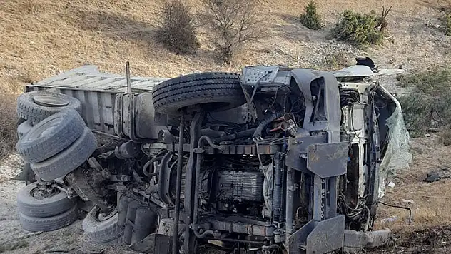 Konya'da feci kaza! Şarampole devrilen kamyon sürücüsü yaşamını yitirdi