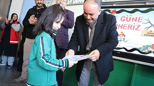 Konya'da gazi kızının karne sevinci