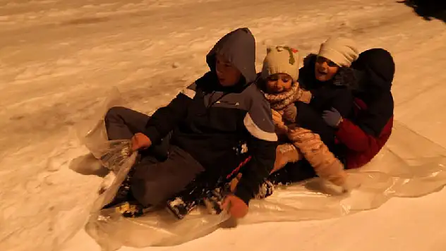Konya'da gece yarısı tepsi ve poşetle kayak keyfi