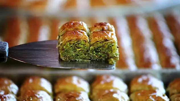 Konya'da geleneksel şekilde meşe odunuyla taş fırında pişirilen baklavalar, Kurban Bayramı için tezgahtaki yerini alıyor