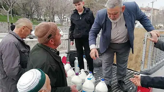 Konya'da gönülleri ısıtan dayanışma: 20 ton sütü ücretsiz dağıttı