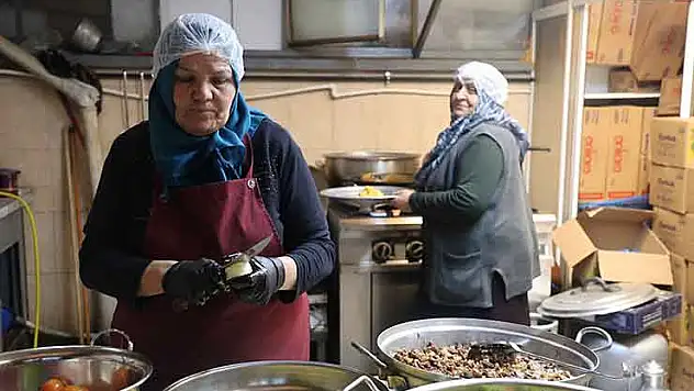 Konya'da gönüllü çalışan emekli Sema öğretmen, kimsesizlere 'anne' oldu