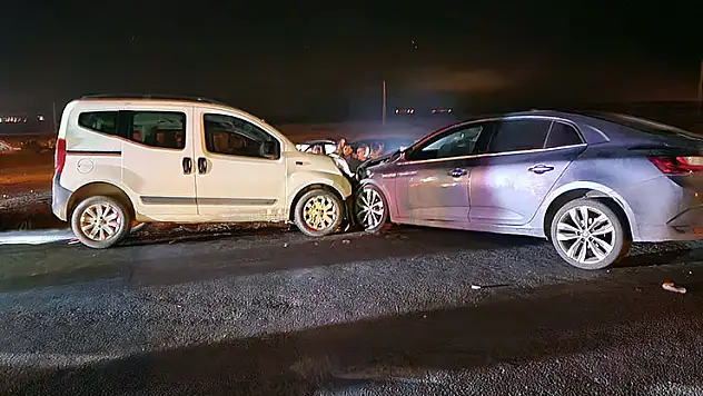 Konya'da hafif ticari araç ile otomobilin çarpıştığı kazada 8 kişi yaralandı