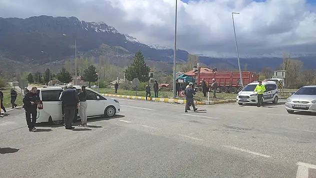 Konya'da hafif ticari araç ile tır çarpıştı: 4  yaralı