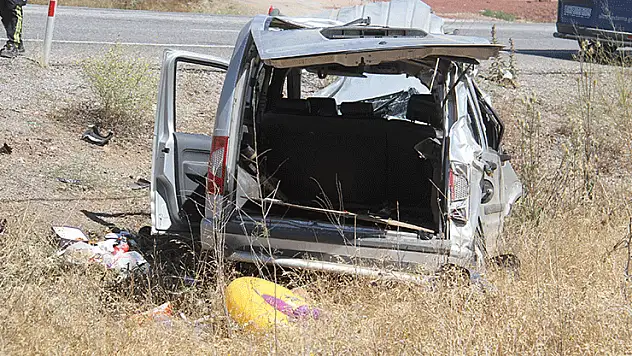 Konya'da hafif ticari araç önce ağaca sonra direğe çarptı: 5 yaralı