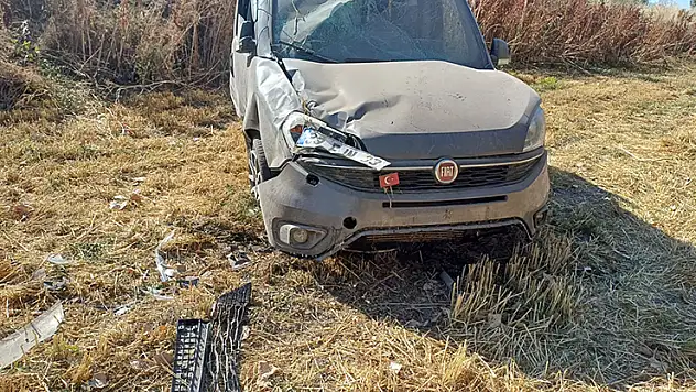 Konya'da hafif ticari araç şarampole devrildi: 2 yaralı