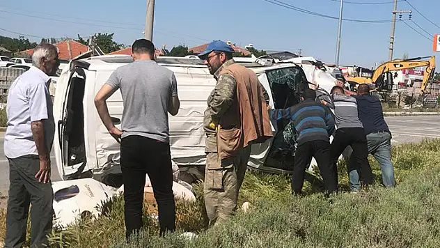 Konya'da hafif ticari araç takla attı: 1 yaralı