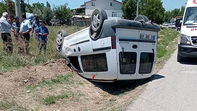 Konya'da hafif ticari araç takla attı: 2 yaralı
