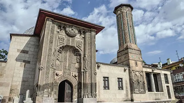 Konya'da her gün önünden binlerce kişinin geçtiği medrese