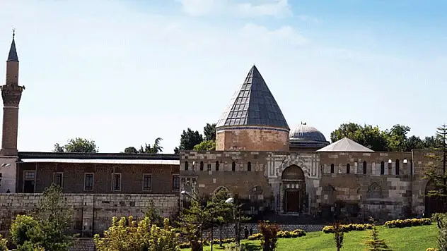 Konya'da her gün yüzbinlerce kişi bu caminin önünden geçiyor