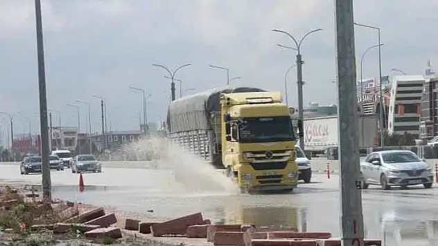Konya'da hızla su birikintisine giren otomobil takla attı