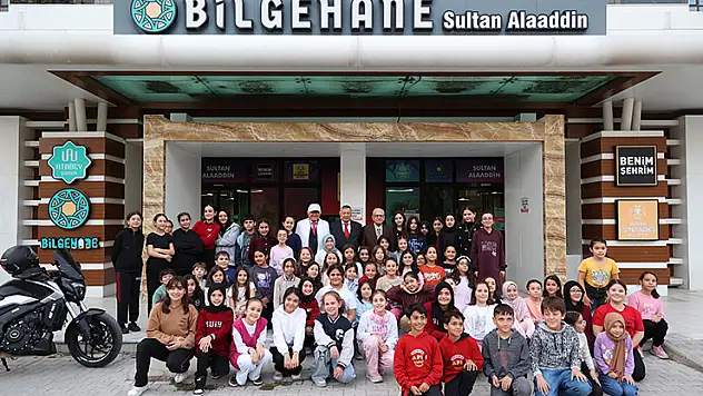 Konya'da huzurevindeki emekli öğretmenler, öğrencilerle buluştu
