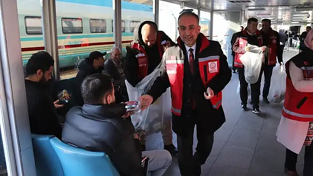 Konya'da iftar vaktine yolda yakalananlara iftarlık ikram edildi